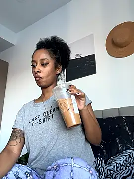 Snapshot of Your_Paris chatting on 01.15.26 Your Paris online show from 01.15.26