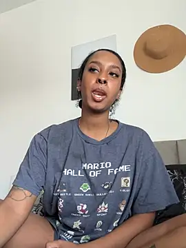 Snapshot of Your_Paris chatting on 01.18.26 Your Paris online show from 01.18.26