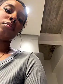 Snapshot of Your_Paris chatting on 01.19.26 Your Paris online show from 01.19.26