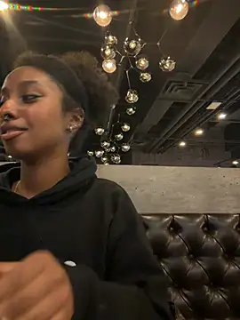 Snapshot of Your_Paris chatting on 02.04.26 Your Paris online show from 02.04.26