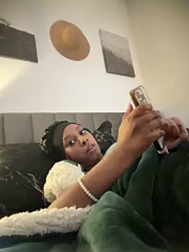 Snapshot of Your_Paris chatting on 02.06.26 Your Paris online show from 02.06.26