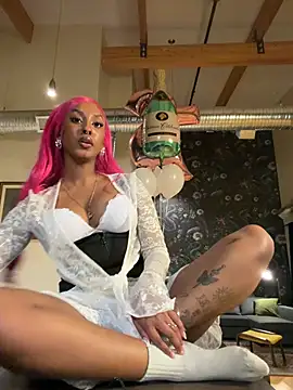 Snapshot of Your_Paris chatting on 02.07.26 Your Paris online show from 02.07.26