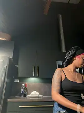 Snapshot of Your_Paris chatting on 02.07.26 Your Paris online show from 02.07.26