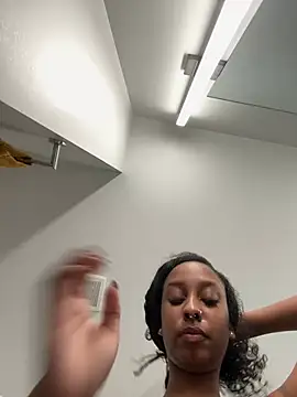 Snapshot of Your_Paris chatting on 02.21.26 Your Paris online show from 02.21.26