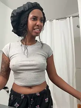 Snapshot of Your_Paris chatting on 02.22.26 Your Paris online show from 02.22.26