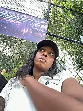 Snapshot of Your_Paris chatting on 02.25.26 Your Paris online show from 02.25.26