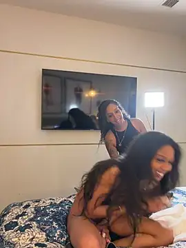 Snapshot of Your_Paris chatting on 02.26.26 Your Paris online show from 02.26.26