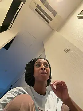 Snapshot of Your_Paris chatting on 02.28.26 Your Paris online show from 02.28.26