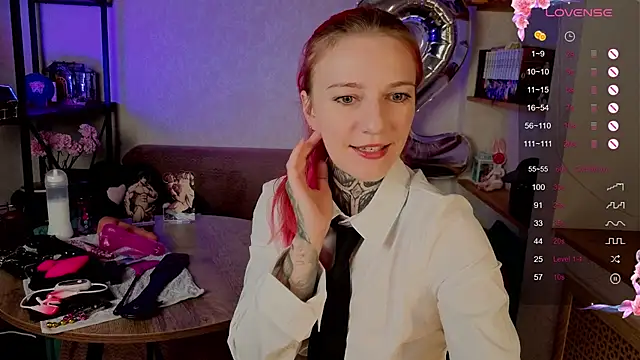 Snapshot of Roxy_____ chatting on 10.19.25 Roxy      online show from 10.19.25