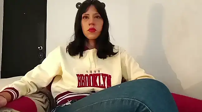 Snapshot of lucydreamm chatting on 12.22.24 lucydreamm online show from 12.22.24