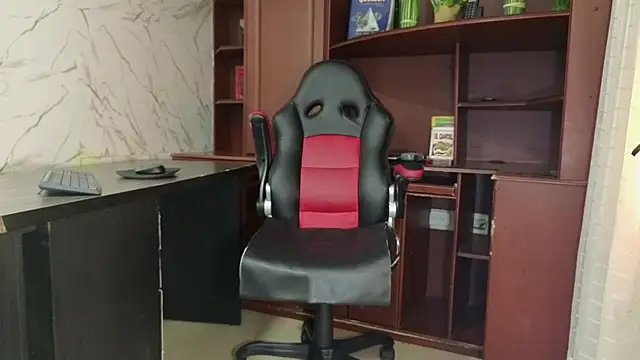 MissEscarleth online show from 10.18.25