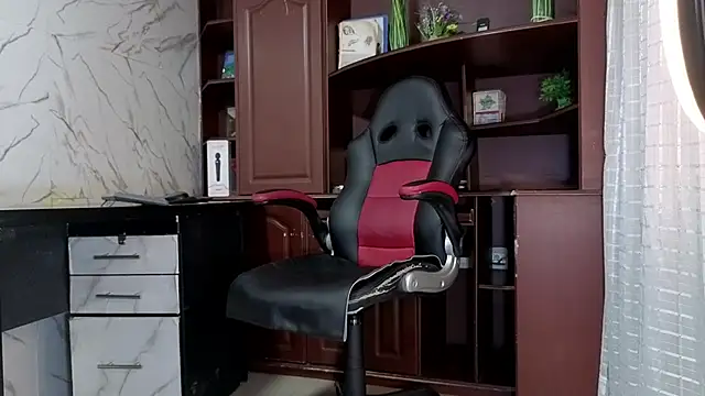 MissEscarleth online show from 11.28.25