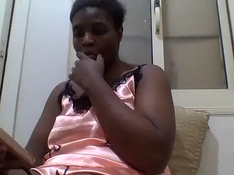 Snapshot of queenzuena chatting on 05.08.26 queenzuena online show from 05.08.26