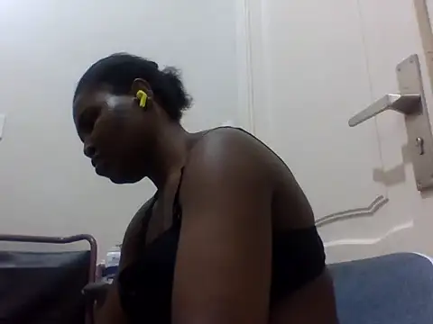 Snapshot of queenzuena chatting on 05.20.26 queenzuena online show from 05.20.26