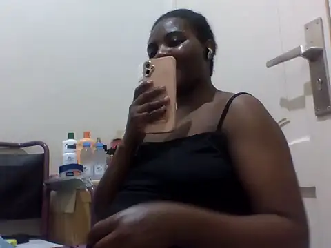Snapshot of queenzuena chatting on 05.25.26 queenzuena online show from 05.25.26