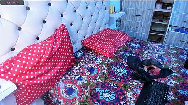 Krystal Cruz online show from 02.28.25