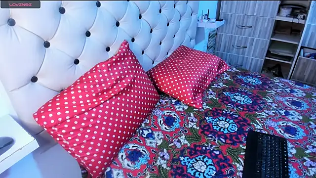 Krystal Cruz online show from 03.03.25