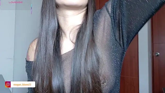 Snapshot of megan_bluee23 chatting on 12.18.25 megan bluee23 online show from 12.18.25