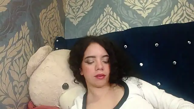 Snapshot of EmmaCowperr chatting on 12.29.24 EmmaCowperr online show from 12.29.24