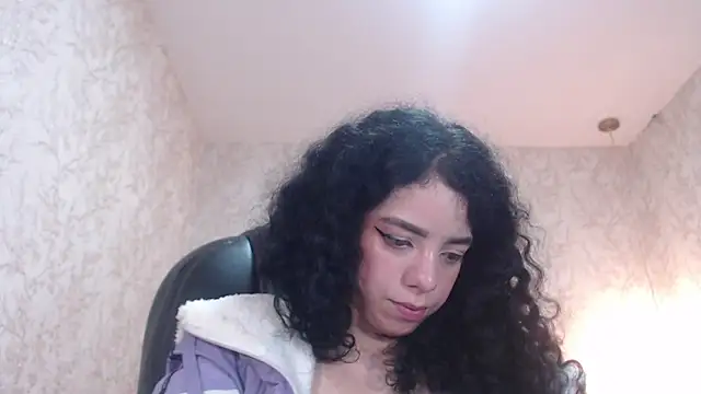 Snapshot of EmmaCowperr chatting on 01.06.25 EmmaCowperr online show from 01.06.25