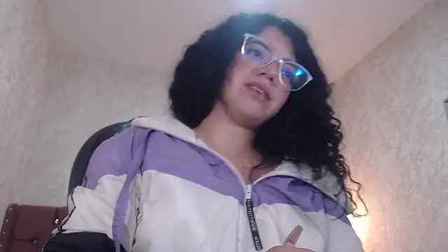 Snapshot of EmmaCowperr chatting on 01.08.25 EmmaCowperr online show from 01.08.25