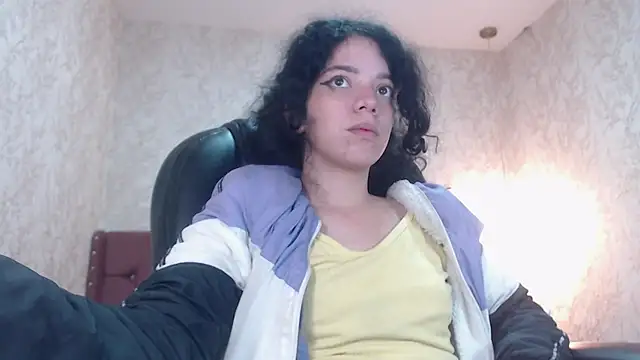 Snapshot of EmmaCowperr chatting on 01.12.25 EmmaCowperr online show from 01.12.25