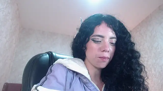 Snapshot of EmmaCowperr chatting on 01.12.25 EmmaCowperr online show from 01.12.25