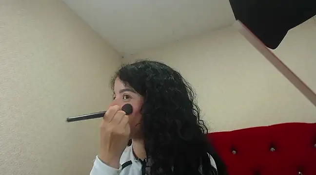 Snapshot of EmmaCowperr chatting on 02.05.25 EmmaCowperr online show from 02.05.25