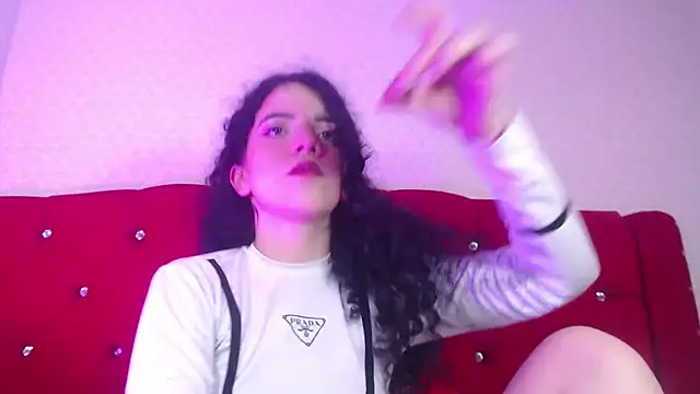 Snapshot of EmmaCowperr chatting on 02.13.25 EmmaCowperr online show from 02.13.25