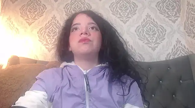 Snapshot of EmmaCowperr chatting on 02.26.25 EmmaCowperr online show from 02.26.25