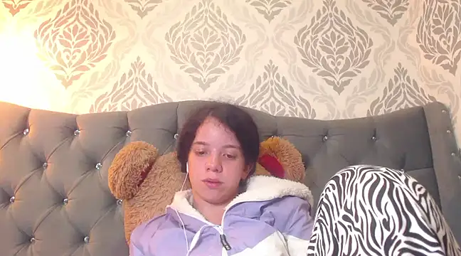 Snapshot of EmmaCowperr chatting on 02.27.25 EmmaCowperr online show from 02.27.25