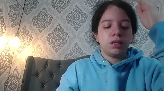 Snapshot of EmmaCowperr chatting on 02.28.25 EmmaCowperr online show from 02.28.25