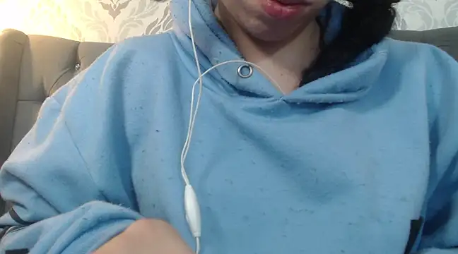 Snapshot of EmmaCowperr chatting on 02.28.25 EmmaCowperr online show from 02.28.25