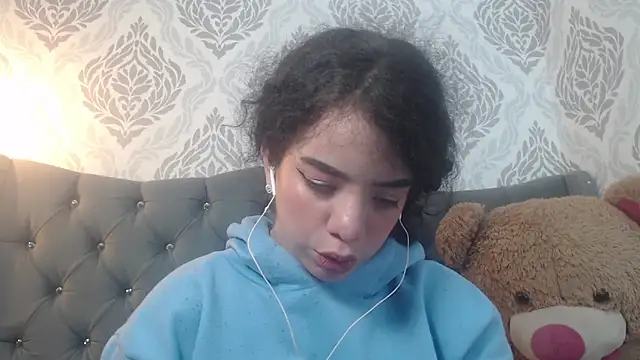 Snapshot of EmmaCowperr chatting on 03.15.25 EmmaCowperr online show from 03.15.25