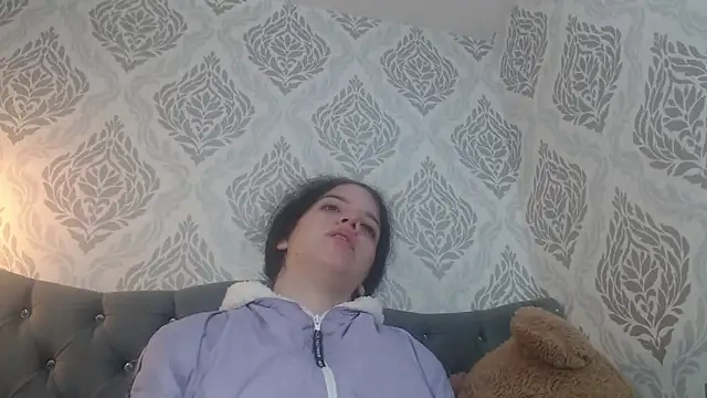 Snapshot of EmmaCowperr chatting on 03.17.25 EmmaCowperr online show from 03.17.25