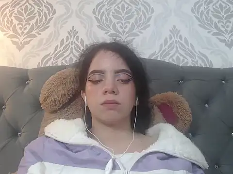 Snapshot of EmmaCowperr chatting on 03.17.25 EmmaCowperr online show from 03.17.25