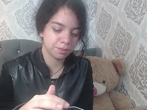 Snapshot of EmmaCowperr chatting on 03.18.25 EmmaCowperr online show from 03.18.25