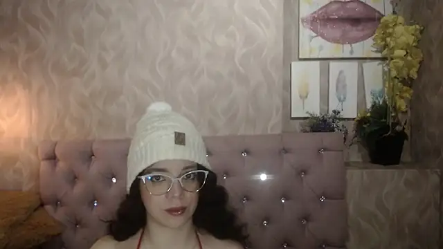 Snapshot of EmmaCowperr chatting on 01.08.26 EmmaCowperr online show from 01.08.26