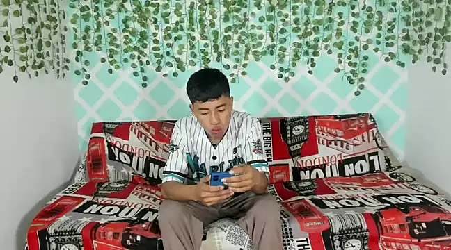 oliverhot2005 online show from 02.20.25