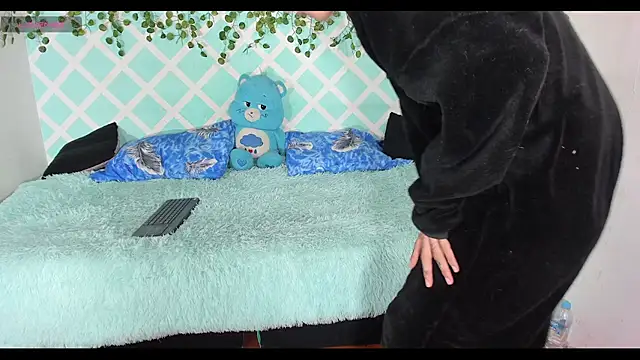 oliverhot2005 online show from 11.23.25