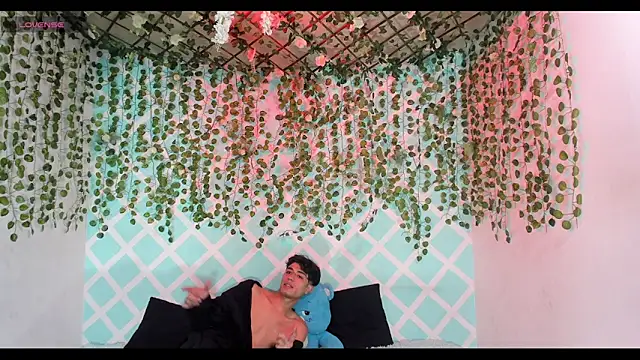 oliverhot2005 online show from 12.19.25