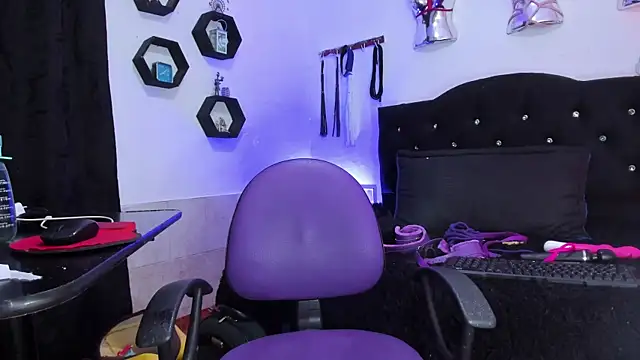 Snapshot of LucyStrike_ chatting on 11.19.25 LucyStrike online show from 11.19.25