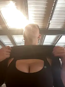 Snapshot of Luccreccia_ chatting on 10.12.25 Luccreccia  online show from 10.12.25