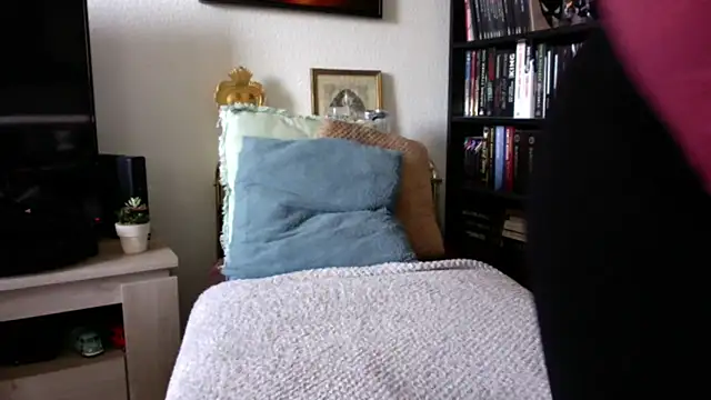 Snapshot of Luccreccia_ chatting on 10.23.25 Luccreccia  online show from 10.23.25