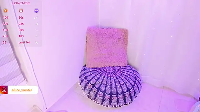 Snapshot of Alice_winter_ chatting on 12.12.24 Alice winter online show from 12.12.24