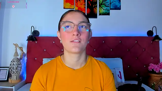 Snapshot of Ruth_harvey_ chatting on 10.22.25 Ruth harvey online show from 10.22.25