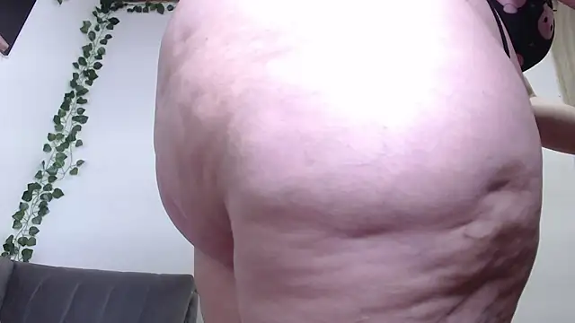 Snapshot of Zoe_Curvy chatting on 02.25.25 Zoe Curvy online show from 02.25.25