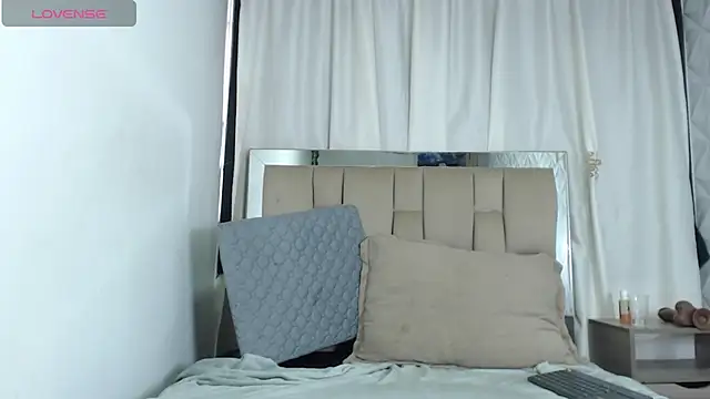 Snapshot of Zoe_Curvy chatting on 02.27.25 Zoe Curvy online show from 02.27.25