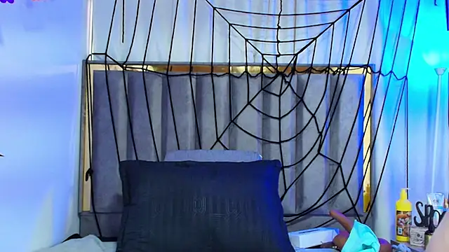 Snapshot of Zoe_Curvy chatting on 10.28.25 Zoe Curvy online show from 10.28.25