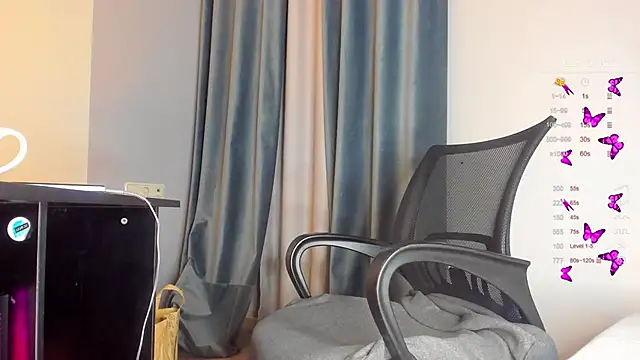 Snapshot of HunnyWifey chatting on 01.14.25 HunnyWifey online show from 01.14.25